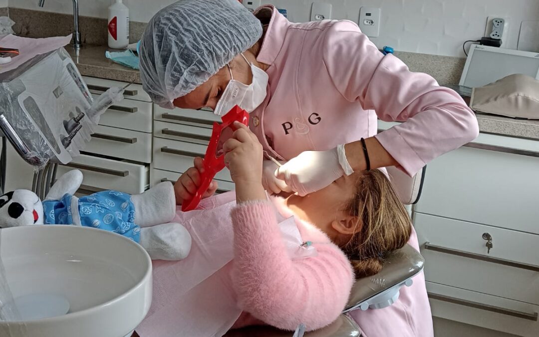 Sorrisos radiantes: 3 motivos para levar seu filho ao dentista desde cedo